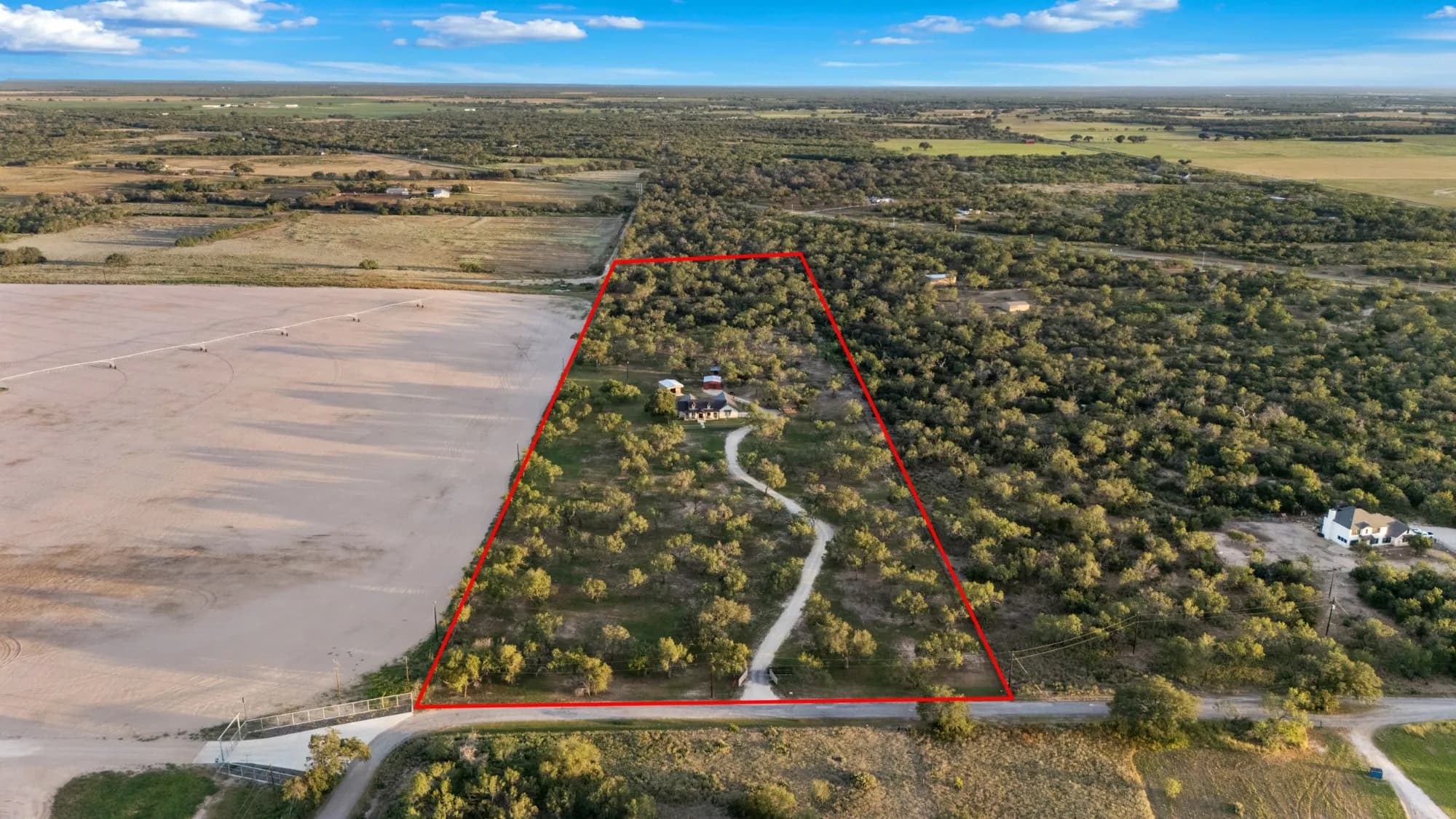 976 County Road 7718, Devine, TX – sold home, aerial view with the lot outlined